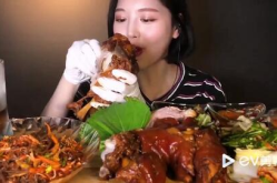 小姐姐吃2个大肘子视频,美味诱惑尽在眼前