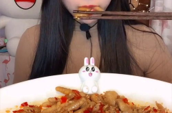 小姐姐吃爆辣辣椒,小姐姐勇吃爆辣辣椒，挑战极限滋味